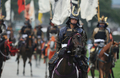 福島県の伝統祭り「相馬野馬追」は29日に2日目を迎え、東日本大震災の影響で前年は見送られていた主行事の甲冑（かっちゅう）競馬と神旗争奪戦が南相馬市で行われた。1000年にわたり続く祭りにはこの日、数万人が訪れ、約400騎が繰り広げる勇壮な伝統行事を楽しんだ。

写真は行進する騎馬武者たち（2012年7月29日撮影）。(c)AFP/Toru YAMANAKA