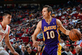米プロバスケットボール協会（NBA）のロサンゼルス・レイカーズ（Los Angeles Lakers）に所属するスティーブ・ナッシュ（Steve Nash）が8日、ヒューストン・ロケッツ（Houston Rockets）戦で史上5人目となる通算1万アシストを達成した。

ナッシュは前半にアントワン・ジェイミソン（Antawn Jamison）の得点をアシストし、リーグ史上4番目の速さとなる通算1162試合目で1万アシストに到達した。

ヒューストン・ロケッツのジェレミー・リン（Jeremy Lin）とマッチアップするロサンゼルス・レイカーズのスティーブ・ナッシュ（2013年1月8日撮影）。(c)AFP/Getty Images/NBAE/Garrett W. Ellwood