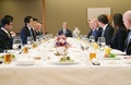 東京・元赤坂の迎賓館で、ワーキングランチに臨むドナルド・トランプ米大統領（右から4番目）と安倍晋三首相（左から3番目、2017年11月6日撮影）。(c)AFP/Toru Kawata