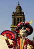 メキシコの首都メキシコ市（Mexico City）で、、「死者の日（Day of the Dead）」を祝うためソカロ広場（Zocalo Square）に置かれたがい骨の貴婦人「カトリーナ（La Catrina）」のオブジェ（2008年10月30日撮影）。(c)AFP/Luis Acosta