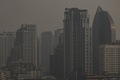 大気汚染でかすむタイ・バンコク（2024年2月15日撮影）。(c)Lillian SUWANRUMPHA / AFP