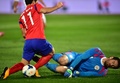 サッカー国際親善試合、韓国対パラグアイ。パラグアイのGKアントニー・シルバ（Antony Silva、右）と交錯する韓国の南泰煕（Nam Tae-Hee、ナム・テヒ、2014年10月10日撮影）。(c)AFP/JUNG YEON-JE