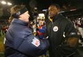 試合後に握手を交わすペイトリオッツのビル・ベリチック（%%Bill Belichick%%）ヘッドコーチとスティーラーズのマイク・トムリン（%%Mike Tomlin%%）ヘッドコーチ（右）。(c)AFP/Getty Images Jim Rogash