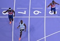 パリ五輪、陸上男子200メートル決勝。ゴールする（左から）米国のケネス・ベドナレク、ボツワナのレツィレ・テボゴ、米国のノア・ライルズ（2024年8月8日撮影）。(c)Jewel SAMAD / AFP