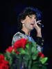 レバノンの首都ベイルート（Beirut）でパフォーマンスを披露する、人気歌手ミーカ（Mika、2008年7月27日撮影）。(c)AFP/ANWAR AMRO