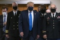 米メリーランド州ベセスダにあるウォルター・リード米軍医療センターを訪れた際にマスクを着用したドナルド・トランプ米大統領（中央、2020年7月11日撮影）。(c)ALEX EDELMAN / AFP