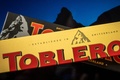 チョコレートバー「トブラローネ」のパッケージ。スイス・ジュネーブで（2023年3月6日撮影）。(c)Fabrice COFFRINI / AFP