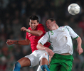 アイルランドのリチャード・ダン（%%Richard Dunne%%、右）と競り合うチェコのミラン・バロス（%%Milan Baros%%）。(c)AFP