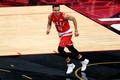 NBAオールスターゲーム2016。自陣に戻るゴールデンステイト・ウォリアーズのステフェン・カリー（2016年2月14日撮影）。(c)AFP/Getty Images/Elsa