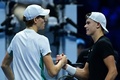 男子テニス、ATPファイナルズ5日目。試合後に握手を交わすヤニック・シナー（左）とホルガー・ルーネ（2023年11月16日撮影）。(c)Tiziana FABI / AFP