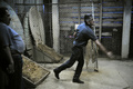 コロンビアの人気競技「テホ」に興じる人（2013年11月30日撮影、資料写真）。(c)GUILLERMO LEGARIA / AFP