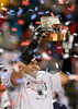 ラマー・ハント・トロフィー（Lamar Hunt Trophy）を手に笑顔を見せるペイトリオッツのジュニア・セアウ（%%Junior Seau%%）。(c)AFP/Getty Images/Al Bello