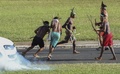ブラジルの首都ブラジリアで、権利の拡大を求めるデモで警察と衝突する先住民（2017年4月25日撮影）。(c)AFP/EVARISTO SA