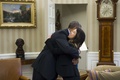 米ワシントンD.C.（Washington D.C.）ホワイトハウス（White House）の大統領執務室（Oval Office）で、エボラ出血熱から回復した看護師のニーナ・ファム（Nina Pham）さん（右）を抱きしめるバラク・オバマ（Barack Obama）米大統領（左、2014年10月24日撮影）。(c)AFP/Saul LOEB