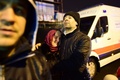 トルコ・イスタンブールで、襲撃されたナイトクラブを見守る人々（2017年1月1日撮影）。(c)AFP/YASIN AKGUL