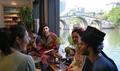 運河周辺に住む家族から運河の話を聞く外国人観光客 （2024年6月15日撮影、資料写真）。(c)CNS/王剛