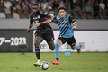 サッカー国際親善試合、川崎フロンターレ対バイエルン・ミュンヘン。ボールを競る川崎フロンターレの瀬古樹（右）とバイエルン・ミュンヘンのダヨ・ウパメカノ（2023年7月29日撮影）。(c)Richard A. Brooks/ AFP