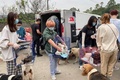 中国南西部成都で、保護された動物が入ったケージを運ぶボランティア。成都愛の家動物救助センター提供（2021年5月5日撮影、7日提供）。(c)AFP PHOTO / Chengdu Aizhijia Animal Rescue Centre
