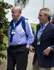 サッカーW杯ブラジル大会（2014 World Cup）へ向けた会合のため、フロリアーノポリス（Florianopolis）のホテルに到着したスペインのビセンテ・デル・ボスケ（Vicente Del Bosque）監督（左、2014年2月19日撮影）。(c)AFP/VANDERLEI ALMEIDA
