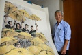 香港の「雨傘運動」を描いた作品と制作したアーティスト方蘇さん（2018年9月25日撮影）。(c)Anthony WALLACE / AFP