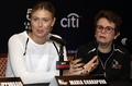 WTTスマッシュ・ヒッツの記者会見で質問に答えるマリア・シャラポワ（左）とビリー・ジーン・キング氏（2016年10月10日撮影）。(c)AFP/john gurzinfki