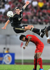 サッカー親善試合、シンガポール代表対リバプール（%%Liverpool FC%%）。試合はリバプールが5-0で快勝した。写真はボールを競り体勢を崩すリバプールのダニエル・アッガー（%%Daniel Agger%%、上）。（2009年7月26日撮影）(c)AFP/ROSLAN RAHMAN
