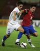 フェロー諸島の選手とボールを競り合うセルビアのゾラン・トシッチ （%%Zoran Tosic%%、右）。（2008年9月6日撮影）(c)AFP/ANDREJ ISAKOVIC