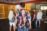 共和党候補の選挙集会に「トランプ柄」Tシャツの男性