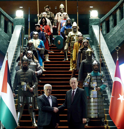 大統領のお気に入り？甲冑姿の儀仗兵が物議かもす トルコ