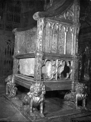 「キスした者は雄弁になれる」伝説の石に偽物疑惑が浮上