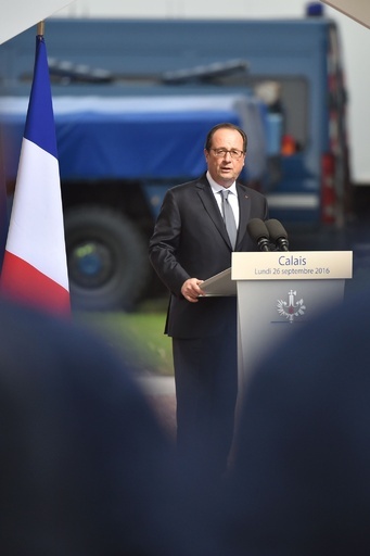 仏大統領「カレーの移民キャンプ、完全解体を」