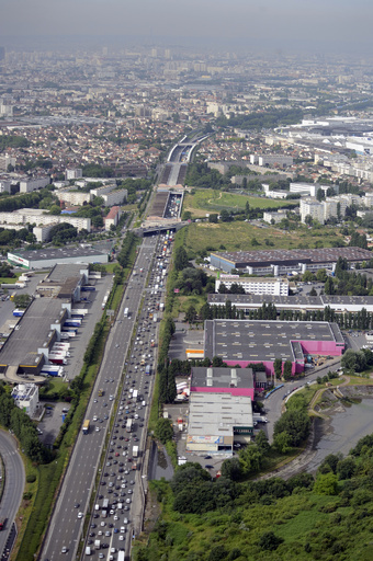 仏パリでサウジ王子の車列襲撃、現金25万ユーロ奪われる