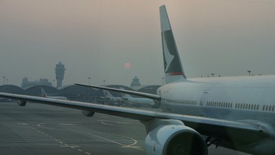 香港空港で搭乗橋が倒壊、名古屋行き旅客機