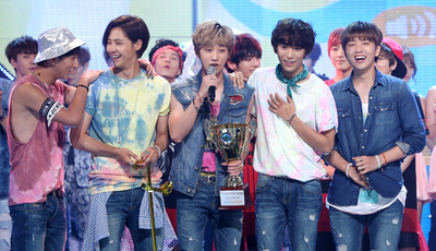 アイドルグループのB1A4、音楽番組で1位を獲得