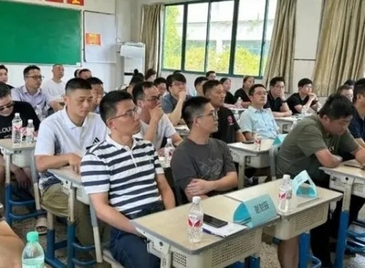 「父親だけの保護者会」中国杭州市の中学校が実施