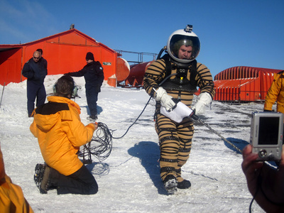新たな有人月面着陸、2024年の実施は「楽観的過ぎ」 宇宙服の専門家