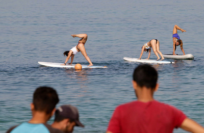 【今日の1枚】危ういバランス、パドルボードでヨガ