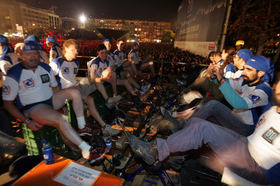 皆で足こぎ発電だ! テルアビブの「地球に優しいコンサート」