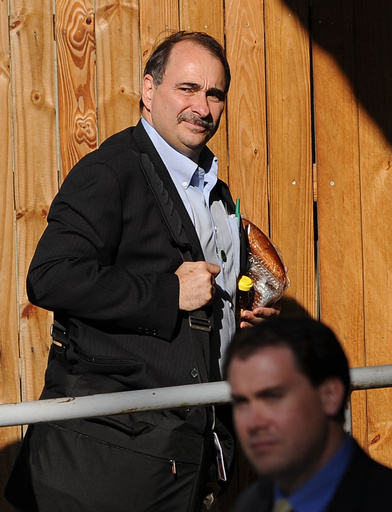 オバマ政権の上級顧問、慈善活動で「公開ひげ剃り」