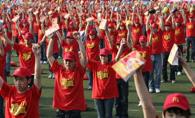 北京、マクドナルド「五輪スタッフ」が集団パフォーマンス