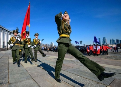 未来の士官たちが行進 幼年学校で合同集会 モスクワ