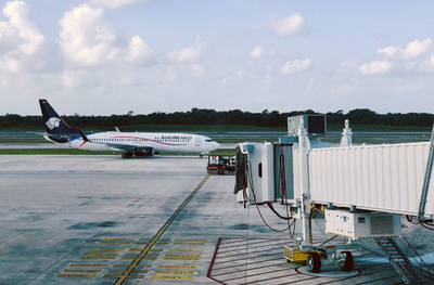 機内で日本人死亡、腹部にコカインの包み246個 メキシコ