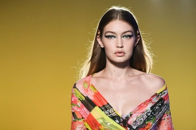 「ヴェルサーチ」19年春夏コレクション発表