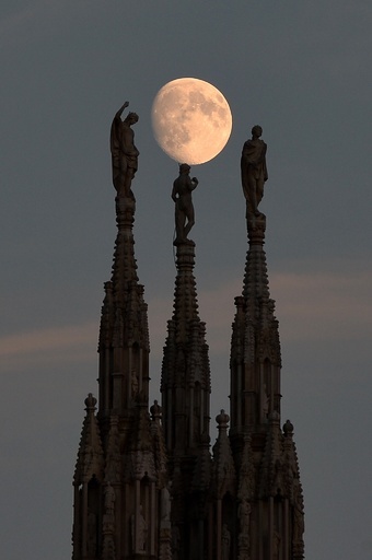 ミラノ大聖堂の背後に浮かぶ月、イタリア