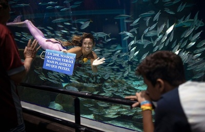 海洋汚染から生物守って、人魚姿で訴え ブラジルの学生