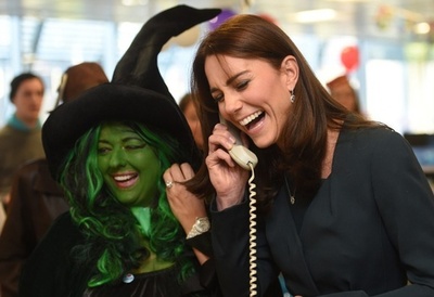 英キャサリン妃、チャリティーイベントでは電話番？