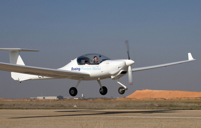 ボーイング、水素電池での小型機飛行実験に成功