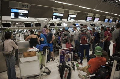 タイの空港で2か月滞留、ジンバブエ人一家に同情広がる