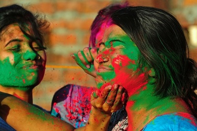 春を祝うヒンズー教の祭典「ホーリー」、宙に舞う色鮮やかな粉