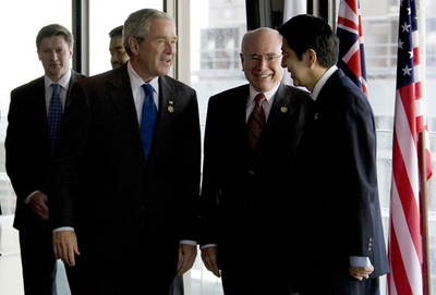 安倍首相、APECを前に米豪と安全保障をめぐる初の首脳会談